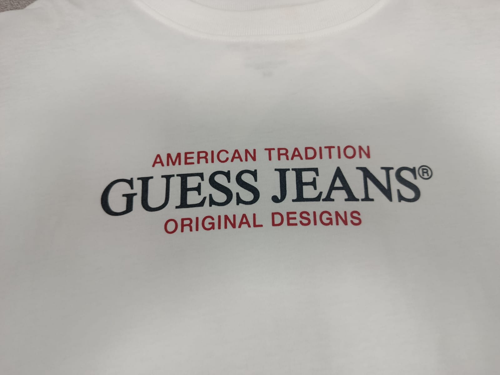 Camiseta GUESS Jeans Oversized – Blanca Premium