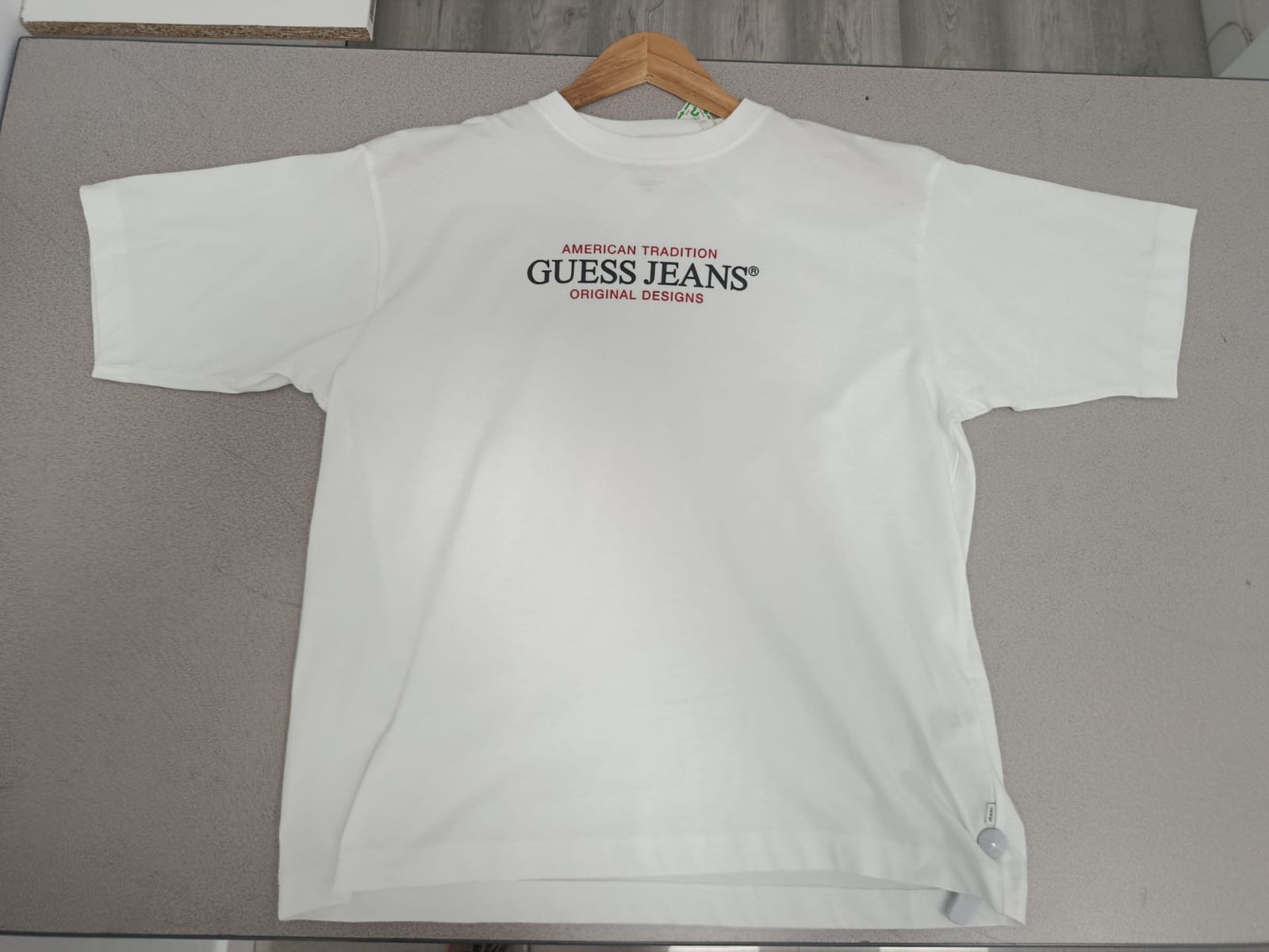 Camiseta GUESS Jeans Oversized – Blanca Premium